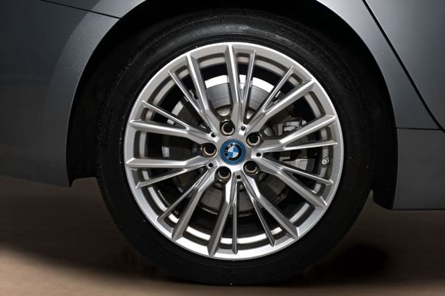 2023 BMW 3 Series 330e xDrive Plug-In Hybrid - 22980228 - 26