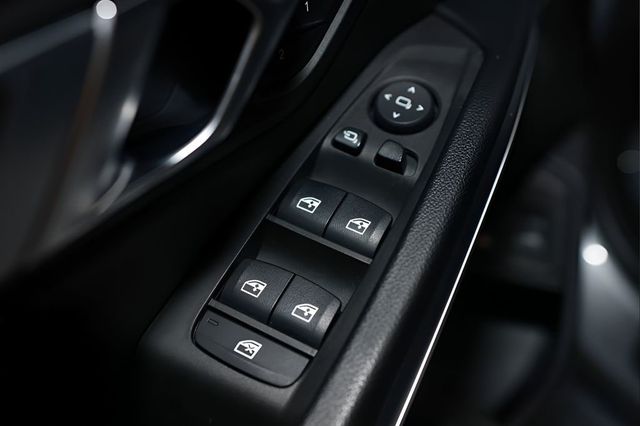 2023 BMW 3 Series 330e xDrive Plug-In Hybrid - 22980228 - 33