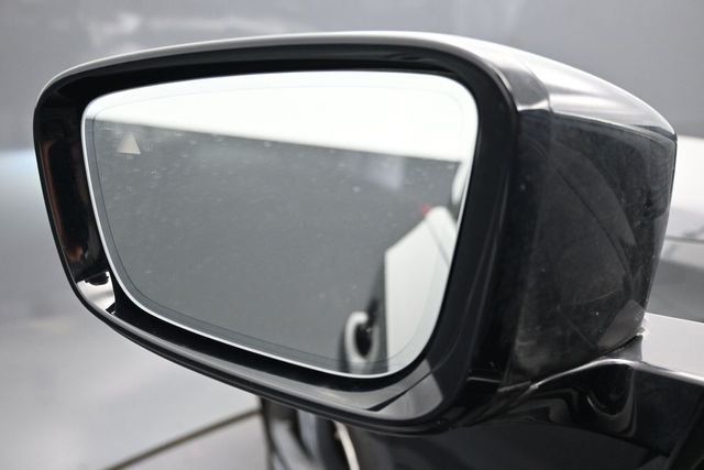 2023 BMW 3 Series 330i - 23053864 - 3