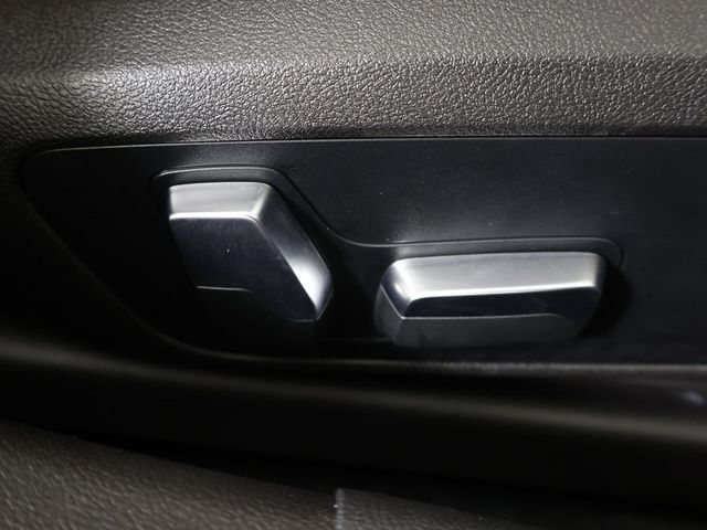 2023 BMW 3 Series 330i xDrive - 22975432 - 35