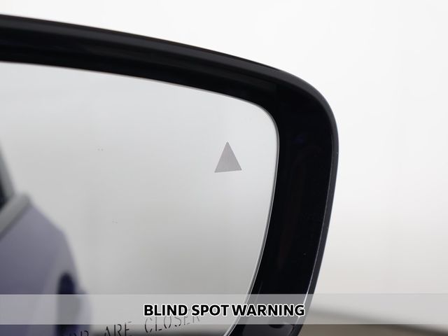 2023 BMW 3 Series 330i xDrive - 22975432 - 5