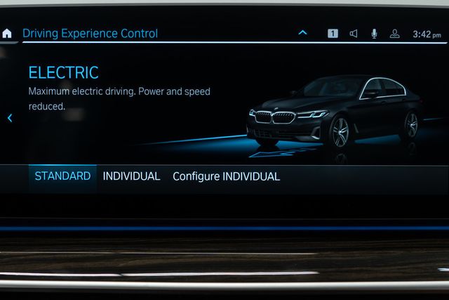 2023 BMW 5 Series 530e xDrive Plug-In Hybrid - 22972880 - 26