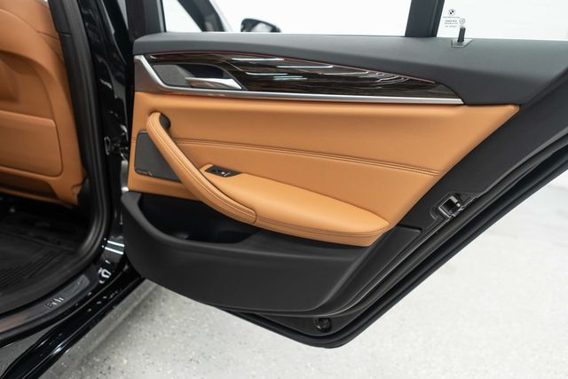 2023 BMW 5 Series 530e xDrive Plug-In Hybrid - 22972880 - 32