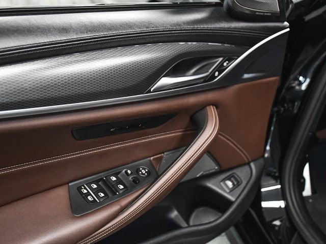 2023 BMW 5 Series M550i xDrive - 22986416 - 9