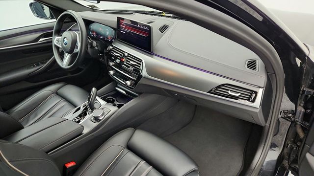 2023 BMW 5 Series M550i xDrive with Head-Up Display and Shadowline Package - 22957043 - 25