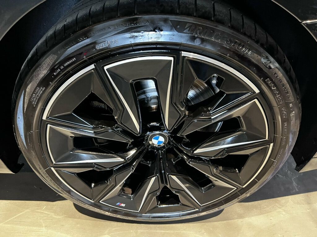 2023 BMW 7 Series 740i/MSportPkgPro/HtdSeats1st&2ndRow/SkyLounge/Bower&Wilkins - 23075478 - 32