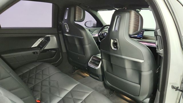 2023 BMW 7 Series 740i with Automatic Doors, 21'' Wheels & Parking Assistance Pkg - 22942769 - 23