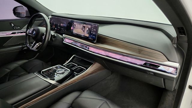 2023 BMW 7 Series 740i with Automatic Doors, 21'' Wheels & Parking Assistance Pkg - 22942769 - 26