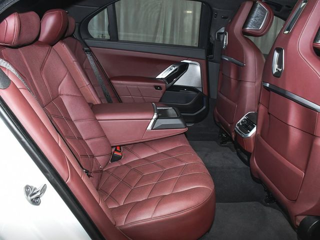 2023 BMW 7 Series 760i xDrive - 23048015 - 70