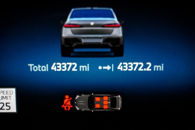 2023 BMW 7 Series 760i xDrive - 22935694 - 37