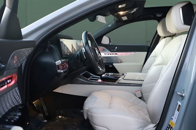 2023 BMW 7 Series 760i xDrive - 22992396 - 11