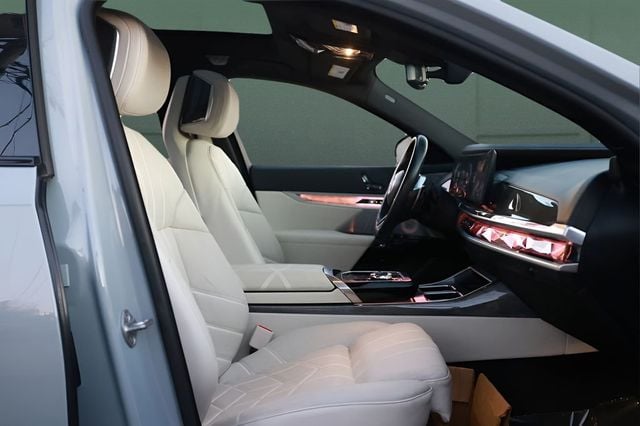 2023 BMW 7 Series 760i xDrive - 22992396 - 16