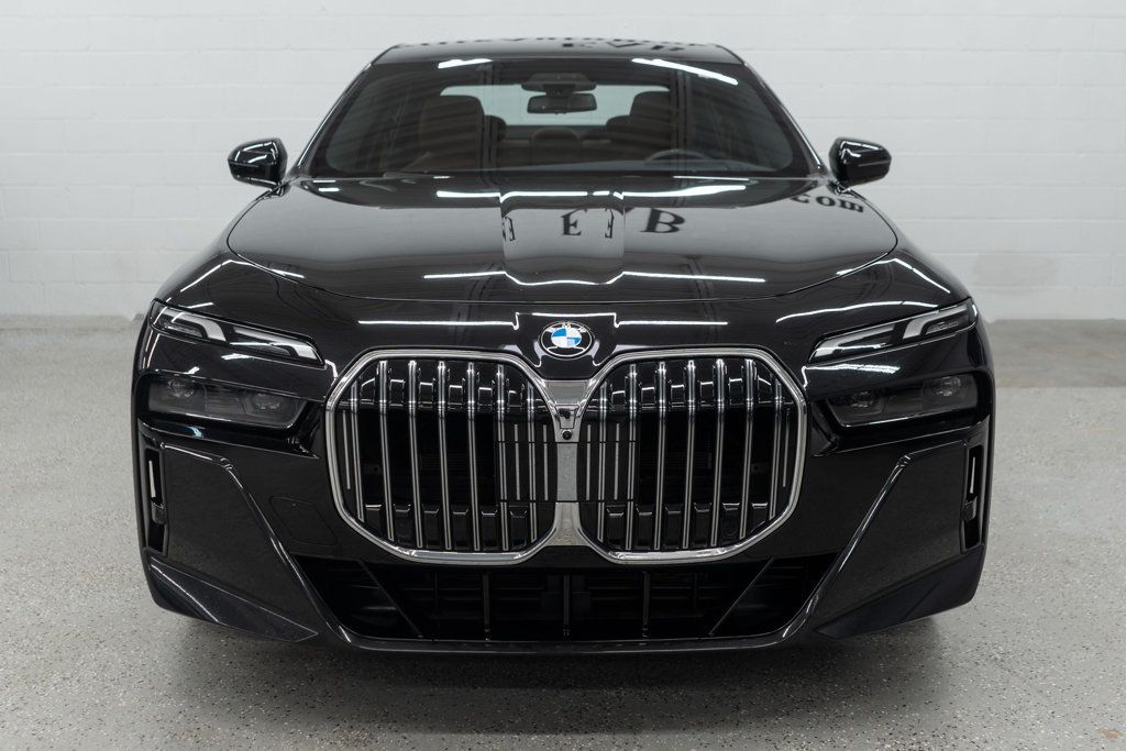 BMW 7 Series photo 3