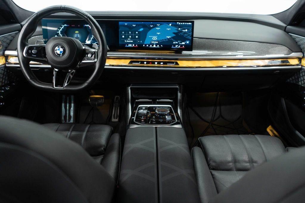 BMW 7 Series photo 9