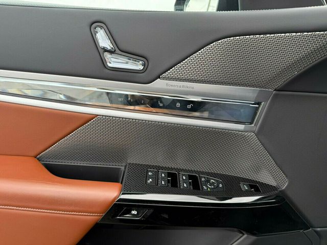2023 BMW 7 Series 760i xDrive - 22972376 - 32