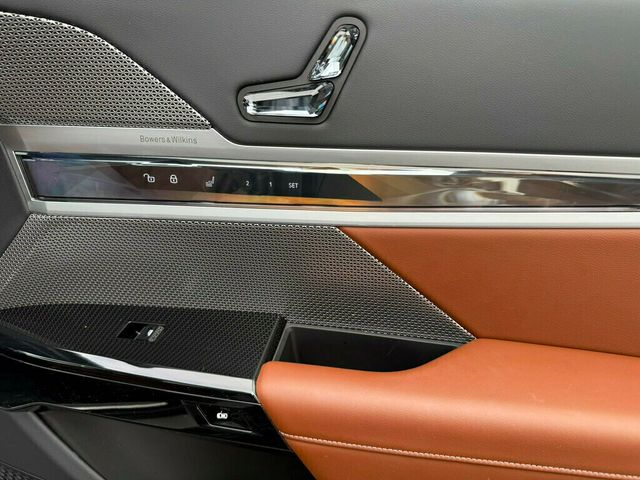 2023 BMW 7 Series 760i xDrive - 22972376 - 37