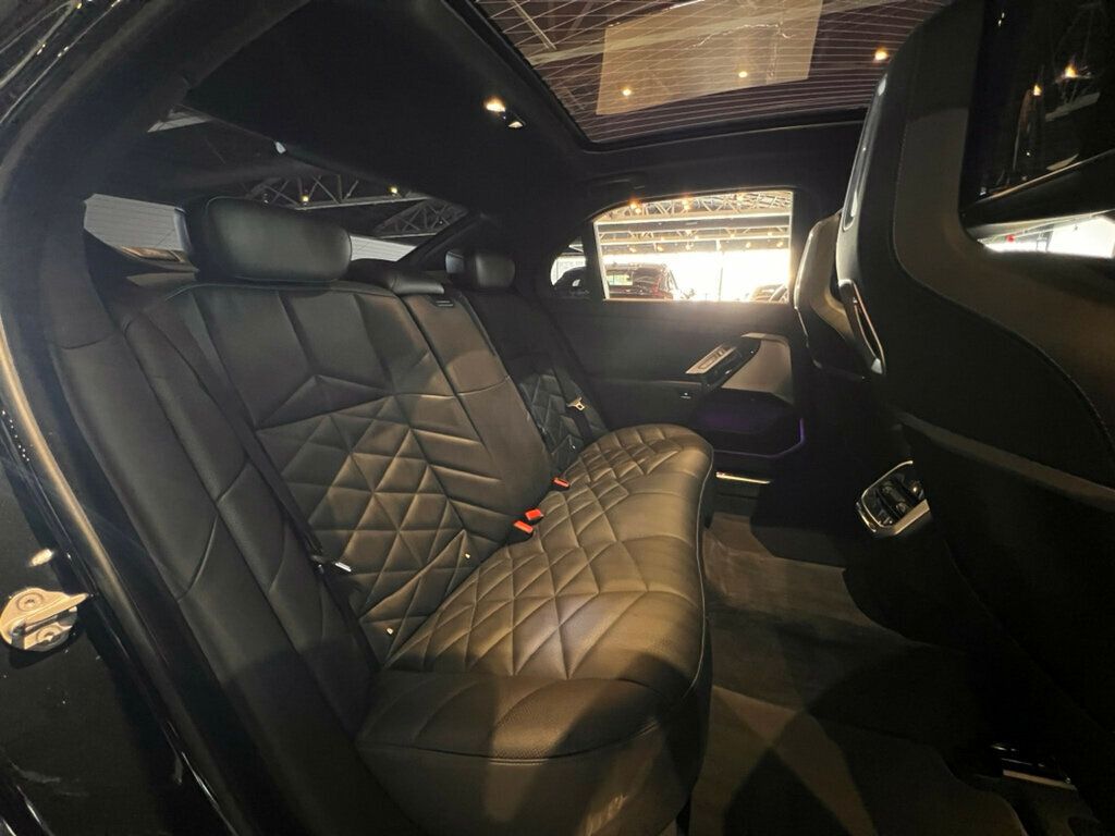 2023 BMW 7 Series M SportProPkg/ParkAssistPkg/HeadsUpDisplay/HtdSts/HtdSteerWheel - 22978774 - 31