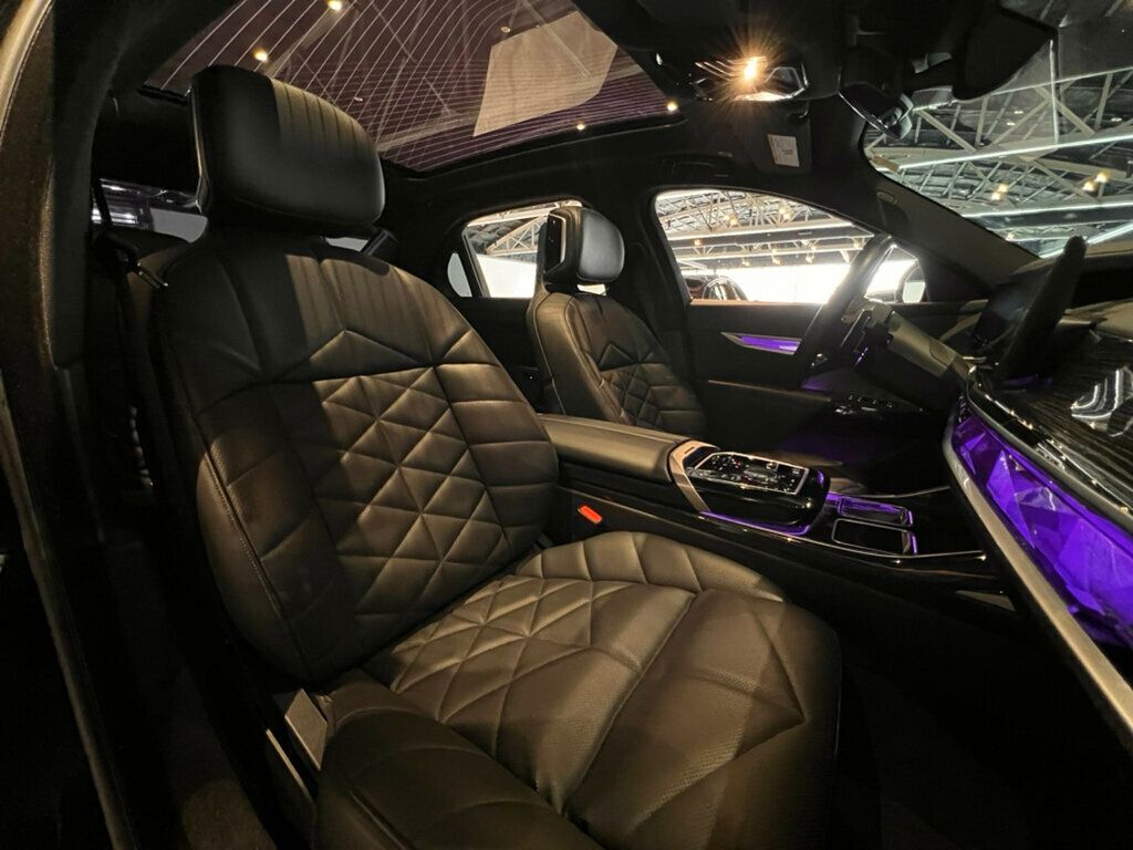 2023 BMW 7 Series M SportProPkg/ParkAssistPkg/HeadsUpDisplay/HtdSts/HtdSteerWheel - 22978774 - 34