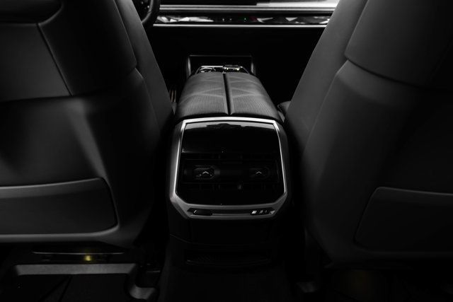 2023 BMW 7 Series MSRP$131575/LuxuryRearSeatingPkg/DrivingAssistanceProPkg/NAV - 23079300 - 38