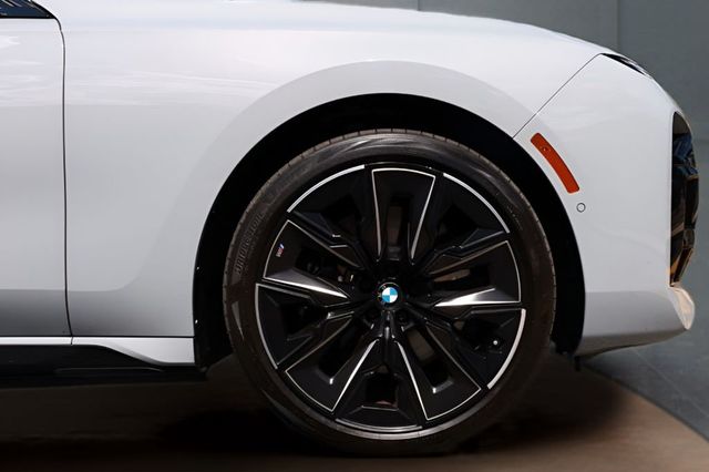 2023 BMW i7 xDrive60 - 23041213 - 14