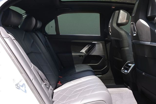 2023 BMW i7 xDrive60 - 23041213 - 17