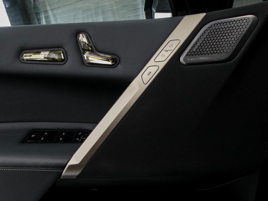 BMW iX photo 26