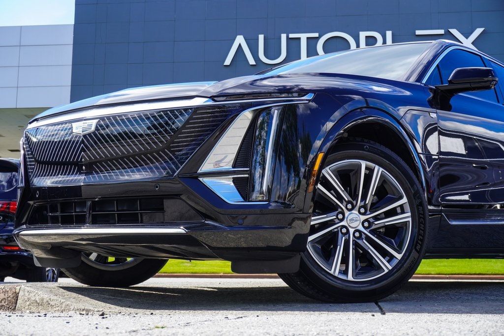 2023 Cadillac Lyriq Luxury photo 2