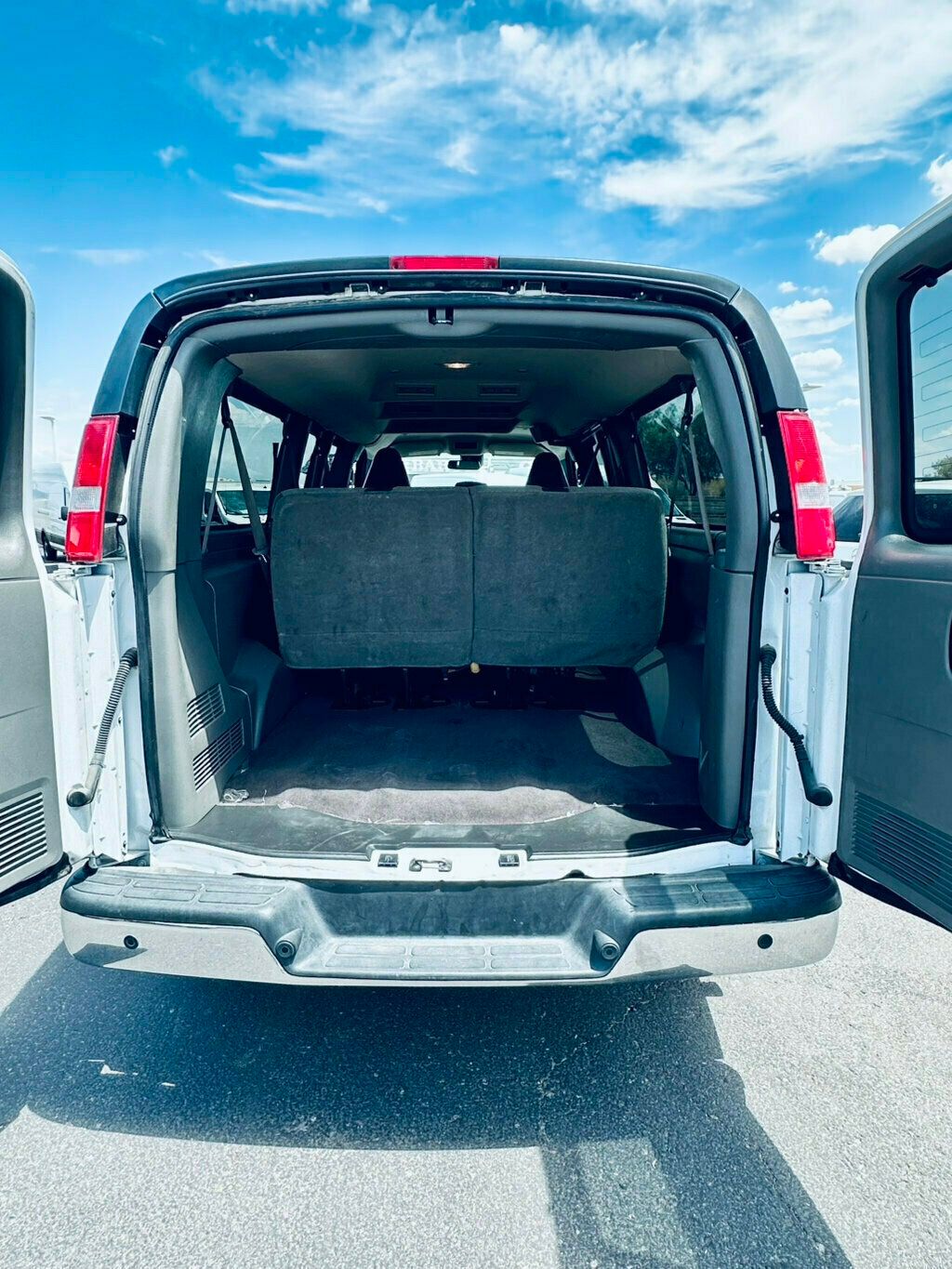 2023 Chevrolet Express Passenger LT photo 12