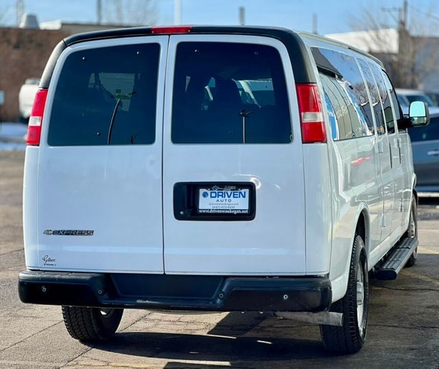 2023 Chevrolet Express Passenger RWD 3500 155" LS - 22978641 - 4