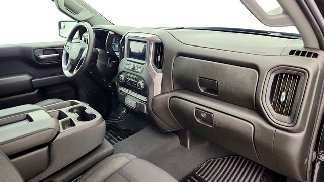 2023 Chevrolet Silverado 1500 4WD Crew Cab 147’’ Custom with Dark Essentials Package - 22959926 - 24