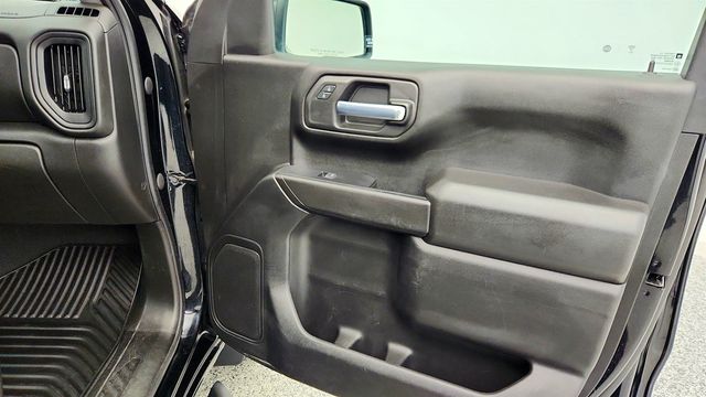 2023 Chevrolet Silverado 1500 4WD Crew Cab 147’’ Custom with Dark Essentials Package - 22959926 - 25
