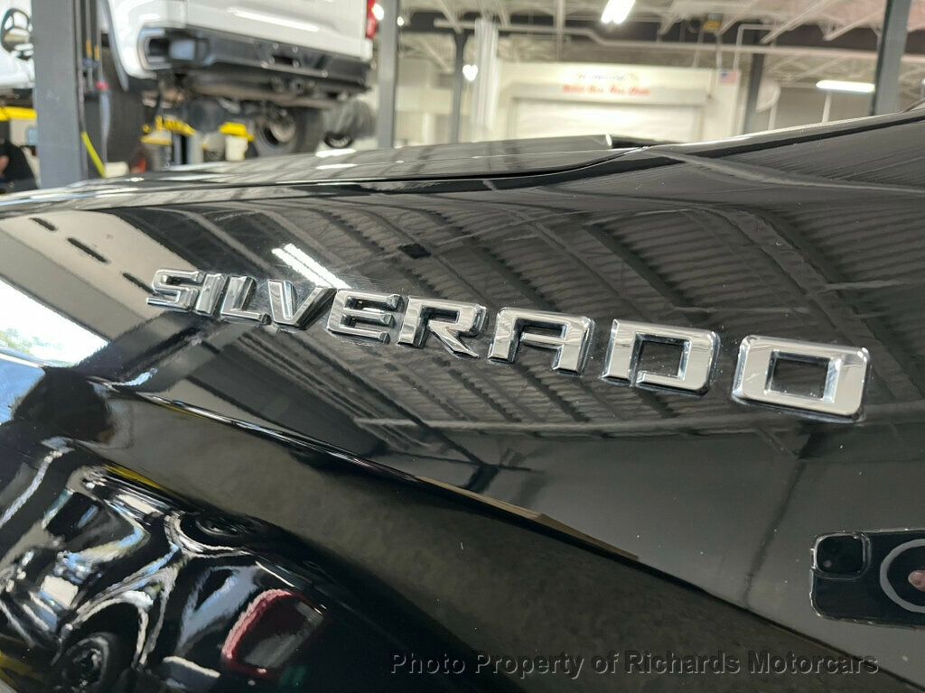 2023 Chevrolet Silverado 1500 Custom photo 2
