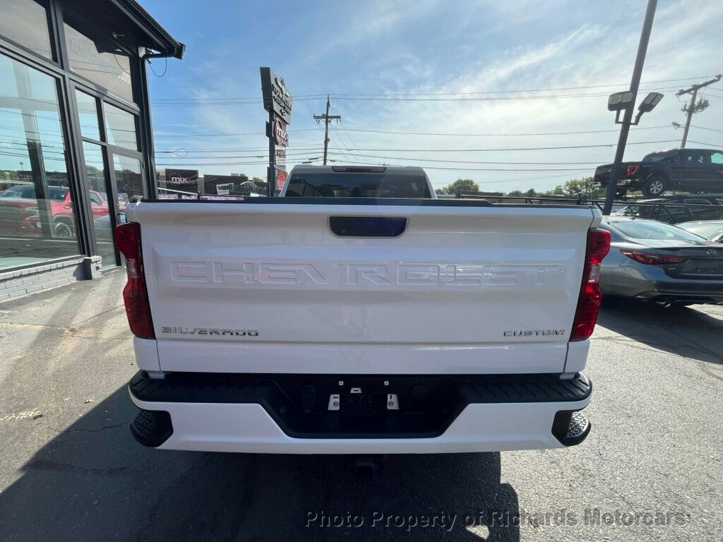 2023 Chevrolet Silverado 1500 Custom photo 3