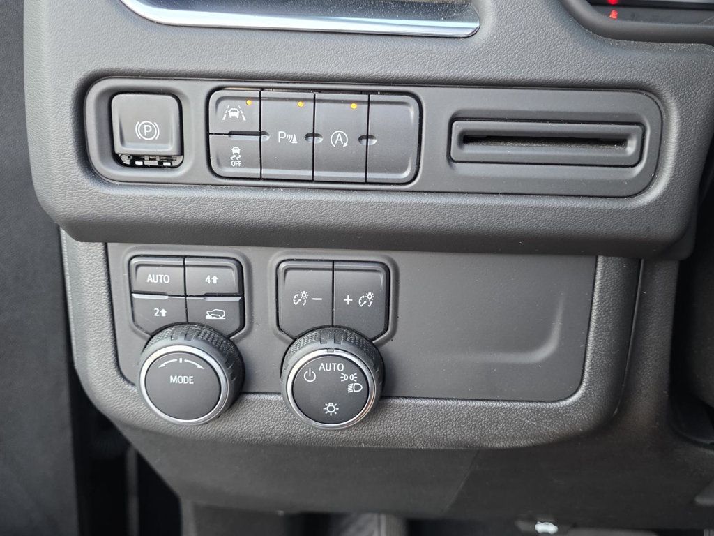 2023 Chevrolet Suburban LT photo 25