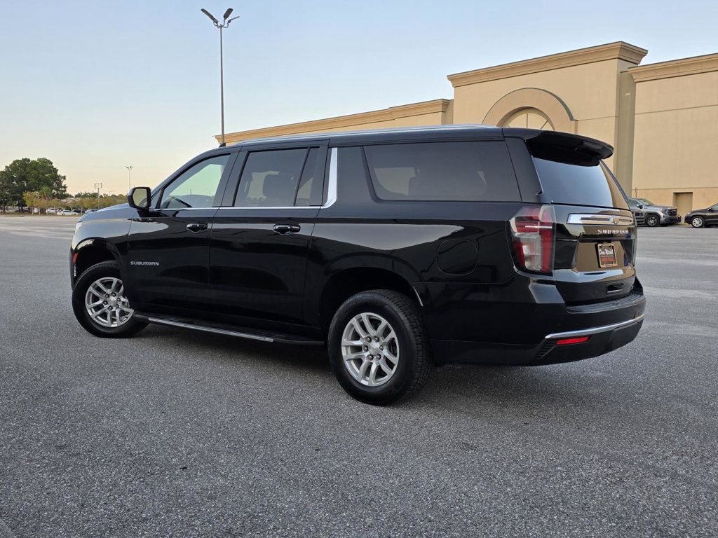 2023 Chevrolet Suburban LT photo 4