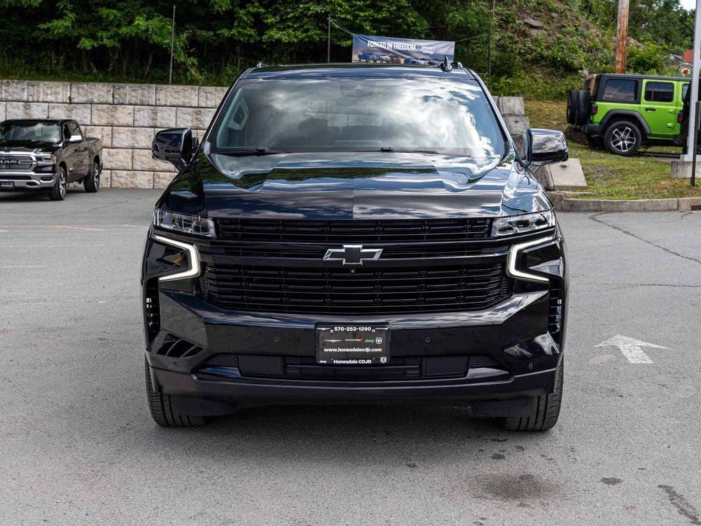 Chevrolet Suburban photo 2