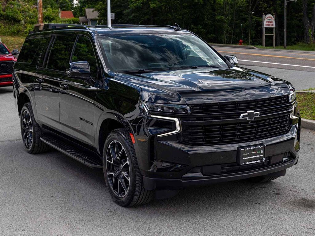 Chevrolet Suburban photo 3