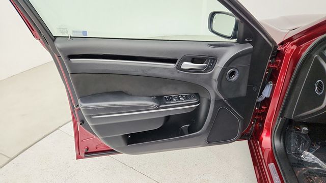 2023 Chrysler 300 300C with High Performance 4-Wheel Independent Suspension - 22949153 - 10