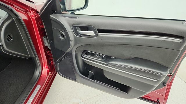 2023 Chrysler 300 300C with High Performance 4-Wheel Independent Suspension - 22949153 - 28