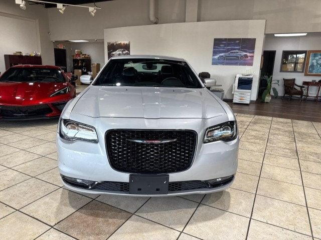 2023 Chrysler 300 photo 3