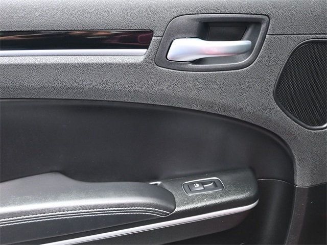 2023 Chrysler 300 300S RWD - 22948329 - 16