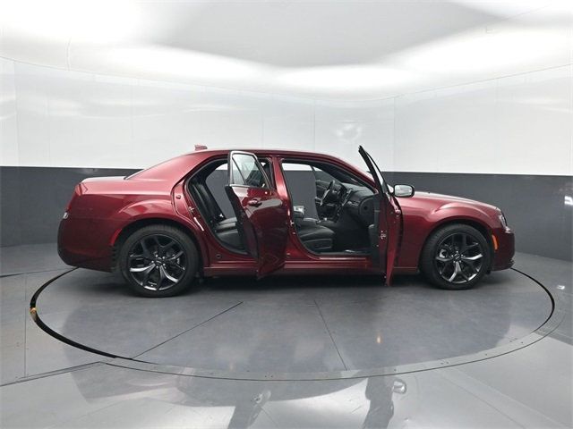 2023 Chrysler 300 300S RWD - 22948329 - 40