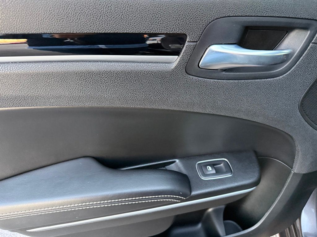 2023 Chrysler 300 300S RWD - 22951533 - 25