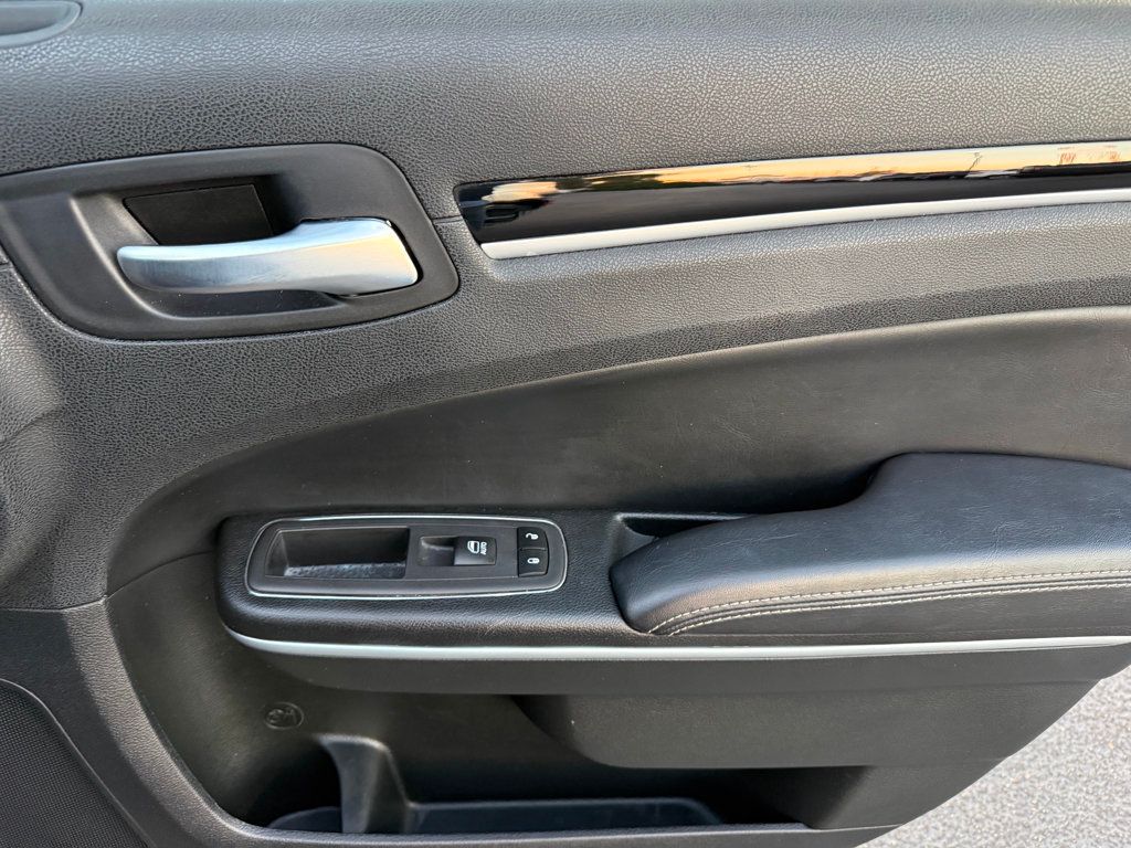 2023 Chrysler 300 300S RWD - 22951533 - 34