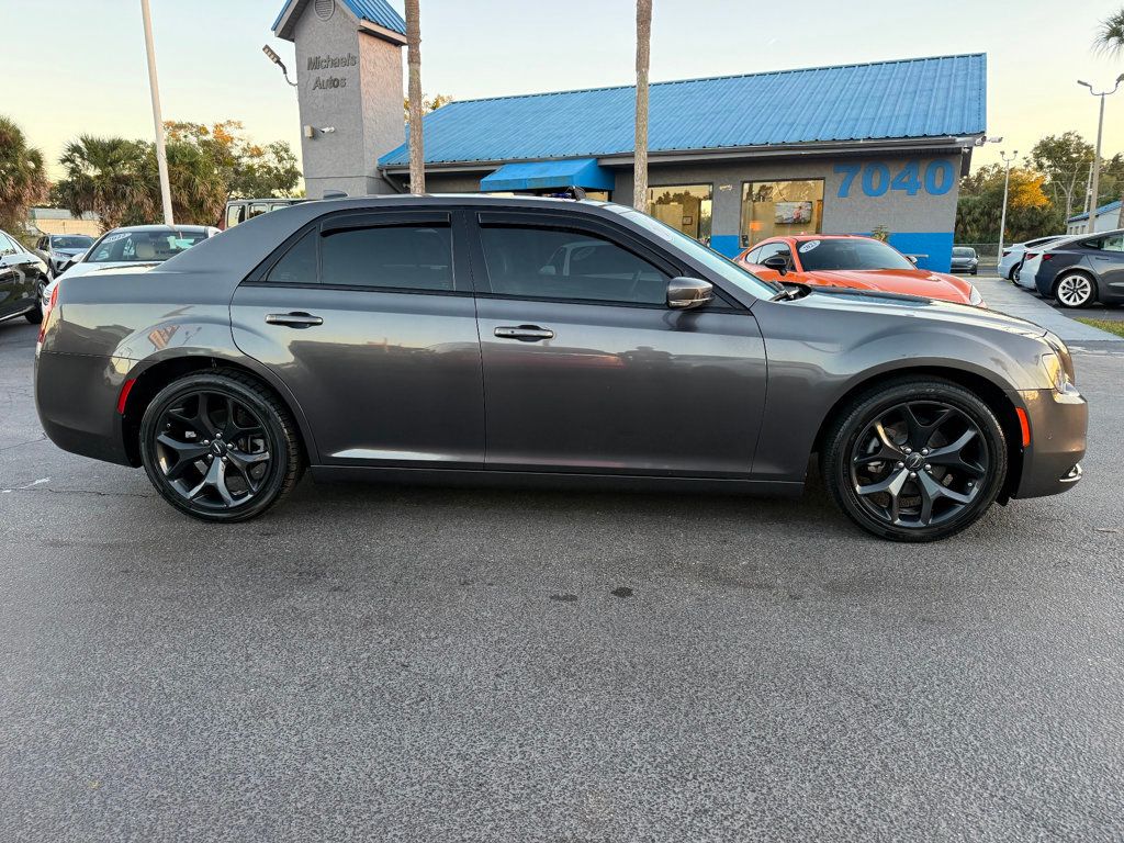 2023 Chrysler 300 photo 4