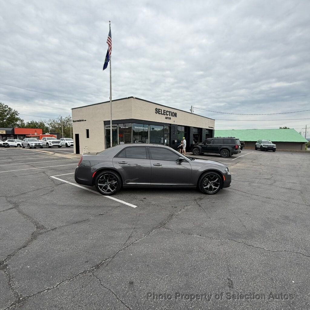 Chrysler 300 photo 18