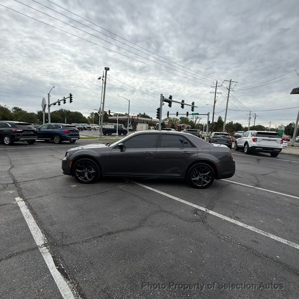 Chrysler 300 photo 8