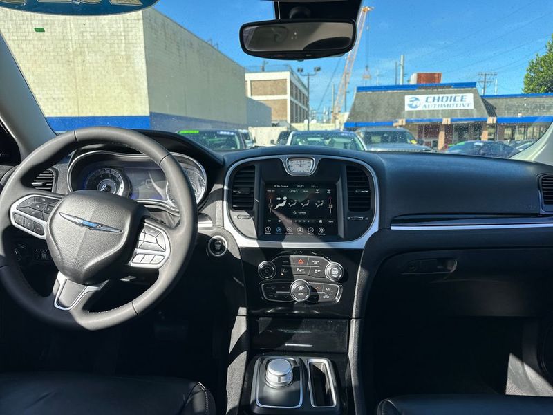 2023 Chrysler 300 Touring L RWD - 22968353 - 13