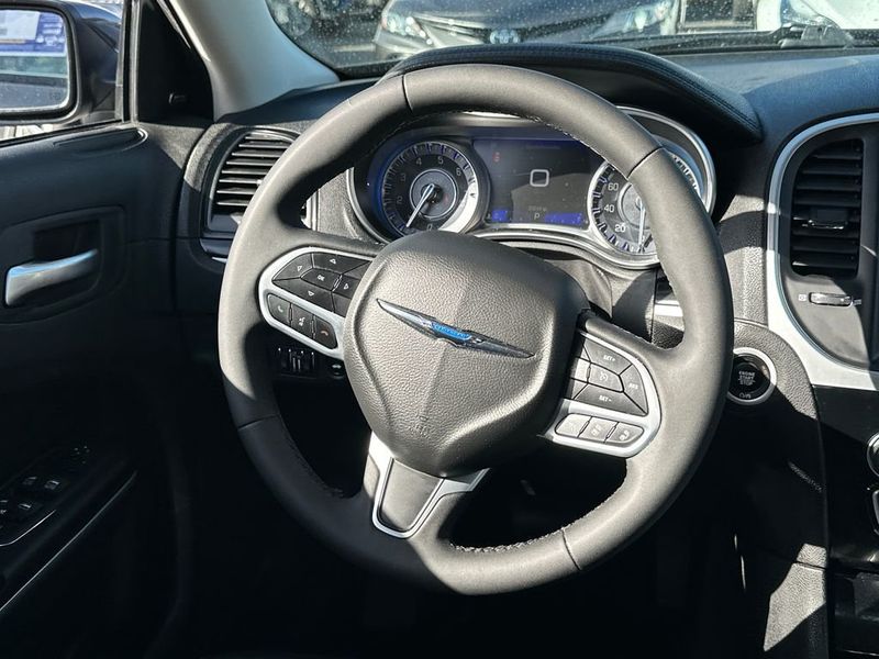 2023 Chrysler 300 Touring L RWD - 22968353 - 17