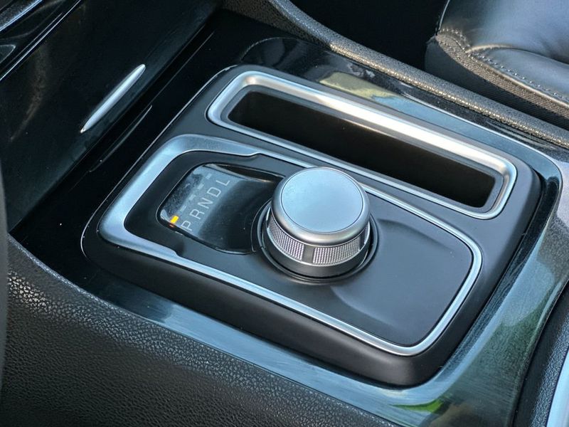 2023 Chrysler 300 Touring L RWD - 22968353 - 18